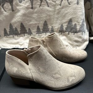 SO Textured Cream Snakeskin Ankle Booties - women’s 9.5